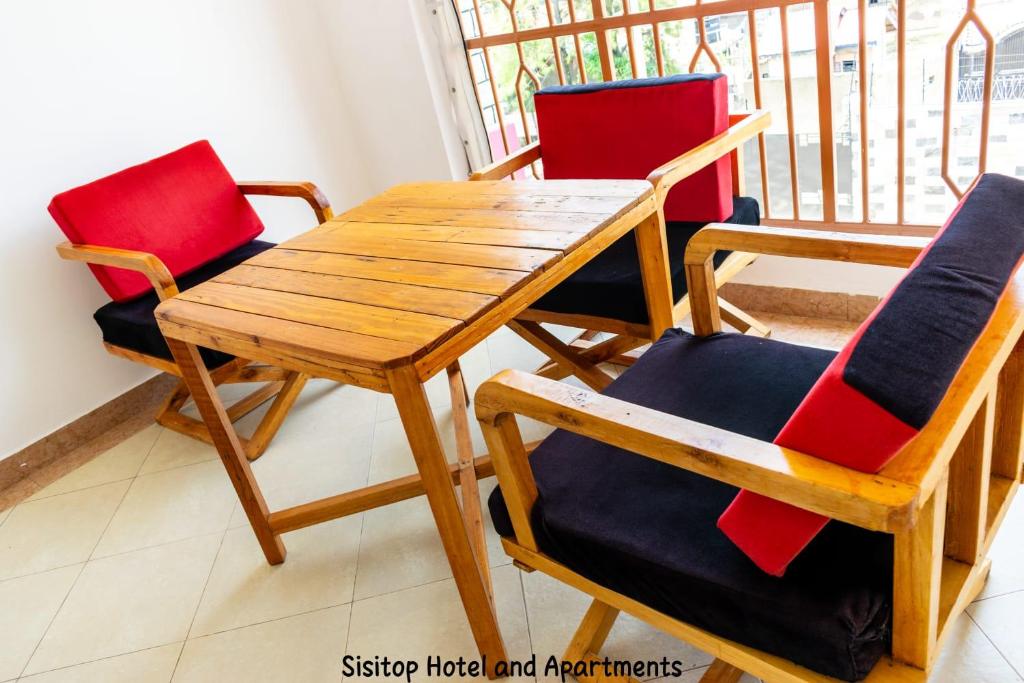Sisitop Hotel balcony seating